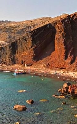 Santorini-czerwona-plaza